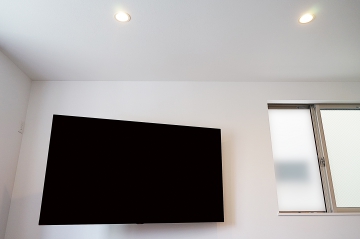 テレビの薄さがとても印象的なLG製有機ELテレビ「OLED65C8PJA」を壁掛け施工させていただきました。
汎用性のある上下左右可動式で、オーナー様のライフスタイルに合わせた仕上がりに大変満足していただけました。
最大で収納した際もテレビの薄さが強調されてスタイリッシュさを強く感じさせていただきました。