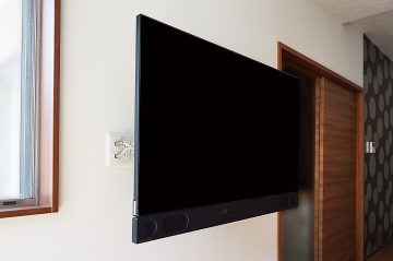 テレビ本体にブルーレイレコーダーが搭載された三菱・REAL「LCD-A50RA1000」を専用金具で壁掛け施工させていただきました。
ブルーレイレコーダーが搭載されている事でテレビ本体を壁掛けにするだけで、テレビ周りに周辺機器設置用の台やシェルフ(棚)を設置する必要もありません。
使い勝手に注目しながら、テレビ台設置と比べても省スペースな仕上がりにオーナー様には大変喜んでいただけました。