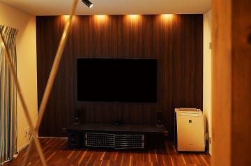 石こうボードにシックな木目調のアクセントクロスが施された壁にソニー・ブラビア65インチ有機ELテレビ「KJ-65A8F」を壁掛けさせていただきました。
隠れ家のような雰囲気を強く感じさせていただきながら、随所にこだわられたリビングに壁掛けテレビがとてもスタイリッシュにマッチしたと思います。

お子様の手が届かない高さにもこだわられて、見た目のかっこよさと合わせてオーナー様には大変喜んでいただけました。