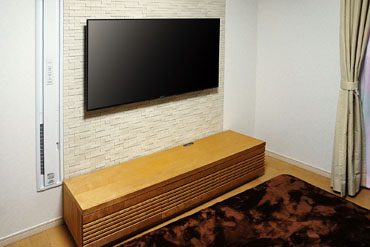 補強されていない壁で諦めかけていたテレビの壁掛けを短時間で実現。さらにエコカラットが施された壁でもお構いなしです。