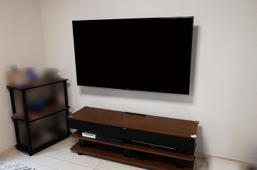 テレビの新規購入をきっかけにテレビ周りをスッキリとできるテレビの壁掛け設置に魅了を感じられてテレビと壁掛けを合わせてご用命いただけました。

お部屋全体からじっくりと見ることを重視されて、それぞれの場所にテレビを正面で向けることのできる上下左右可動式金具で施工させていただきました。

多くの視聴スタイルに対応できる金具で、将来的にテレビの買い替えにも広く対応できることにも、オーナー様はとても満足していただけました。
お部屋を広く使える事とイメージ以上にすっきりとした配線ケーブルにも大変喜んでいただけました。