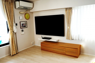 広々としたリビングに大迫力のソニー・有機ELテレビ77インチの「A9Gシリーズ」の壁掛け施工とテレビ下にシェルフの壁掛け施工をさせていただきました。
同時に寝室には今までお使いだった49インチ液晶テレビも壁掛け設置にて承らせていただきました。

有機ELテレビ「KJ-77A9G」の持つ本体薄さを活かし固定式壁掛け金具で壁からの出幅を大きく抑えた仕上がりです。
専用シェルフによって必要な周辺機器だけをスッキリとした設置にもこだわられました。

オーナー様には、壁掛けテレビとシェルフの組み合わせがイメージ以上にスタイリッシュな仕上がりと大変喜んでいただけました。
