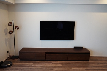 石こうボード壁の広々としたリビングにPanasonic・有機ELテレビ「TH-55FZ950」を壁掛け施工させていただきました。
オーナー様は見た目のスタイリッシュさを強くイメージされていましたので、汎用の角度固定式金具にて壁からの出幅を大きく抑えた仕上がりで施工させていただきました。
壁の補強および壁内配線のご準備も万全でしたので、テレビと金具位置より完成後の位置イメージをマスキングテープでしっかりとコンサルさせていただきました。

オーナー様には施工前から気になられていた壁からのテレビ出幅も、イメージしていた以上に少ない仕上がりに大変満足していただけました。


