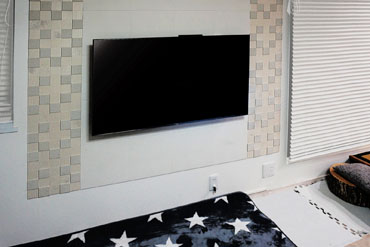 白を基調としたお部屋にアクセントとして壁掛けテレビと、エコカラットのデザインにベストマッチしたサイズ選択が美しさをより演出。