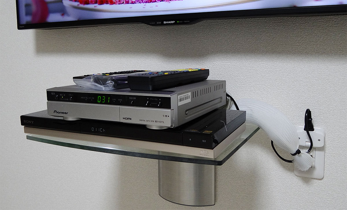 壁掛けAVラックのすぐ横にコンセントパネルを新設し、電源やHDMIケーブルがつながるようにしています。