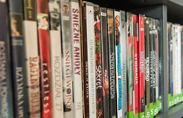 テレビボードの収納された大量のDVDやブルーレイのディスク