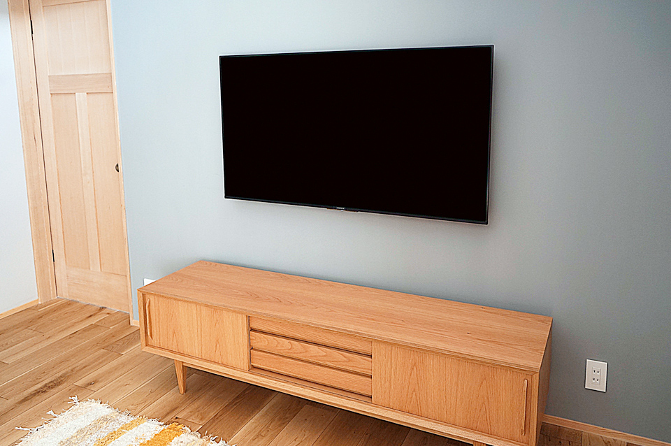 テレビを壁掛けにした後も、テレビ台（テレビボード）は引き続き使い続ける例