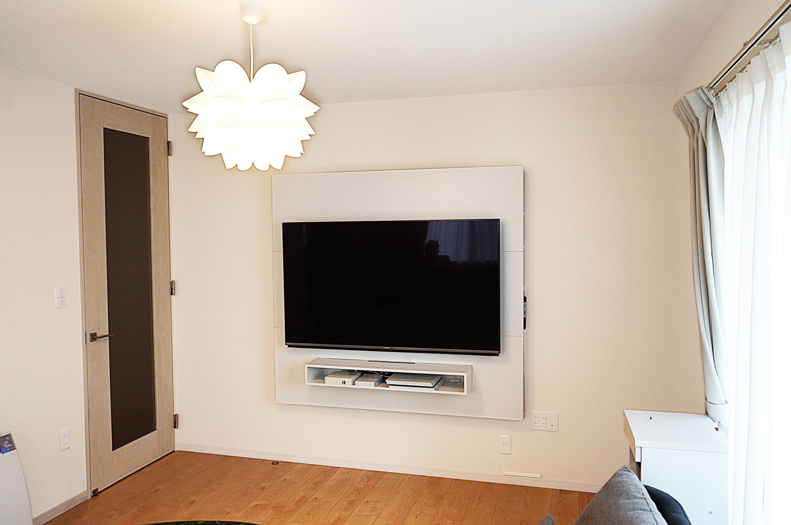 お客様宅で設置させていただいたフロートテレビボード SORAの写真。テレビは60インチのシャープAQUOSです。