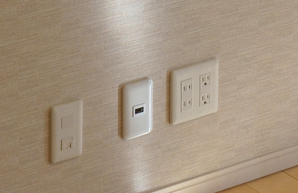 HDMI専用コンセントを作り、使うときだけここに接続する案です