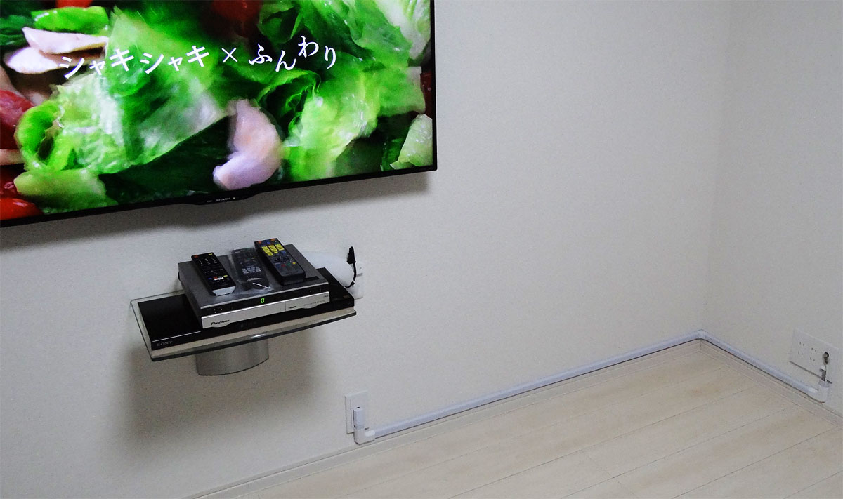 お子さんのいたずらを防ぐためにテレビ台に市販のロックを付けた例。